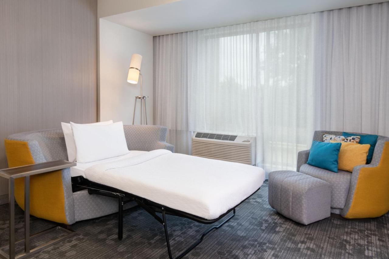Courtyard By Marriott Atlanta Alpharetta/Avalon Area Hotel Buitenkant foto