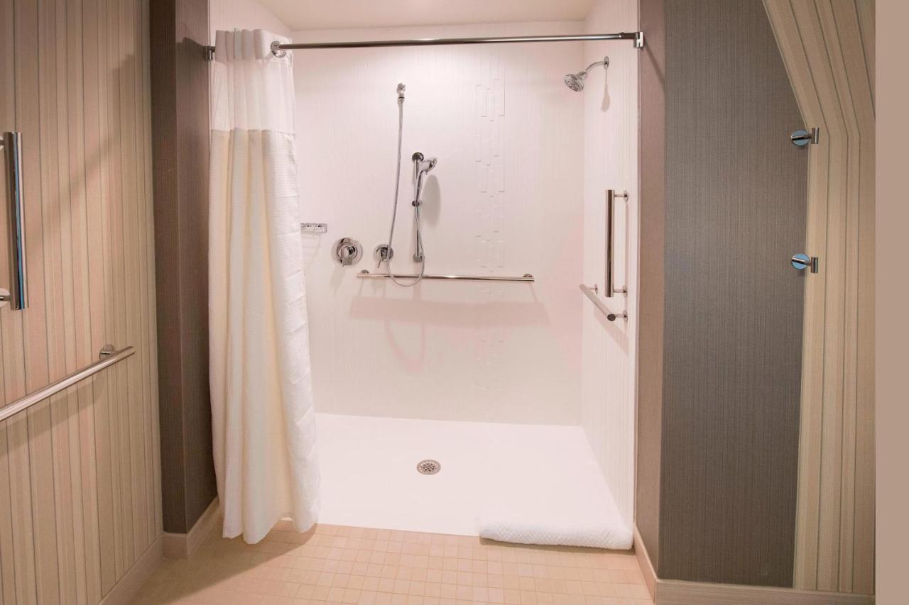Courtyard By Marriott Atlanta Alpharetta/Avalon Area Hotel Buitenkant foto