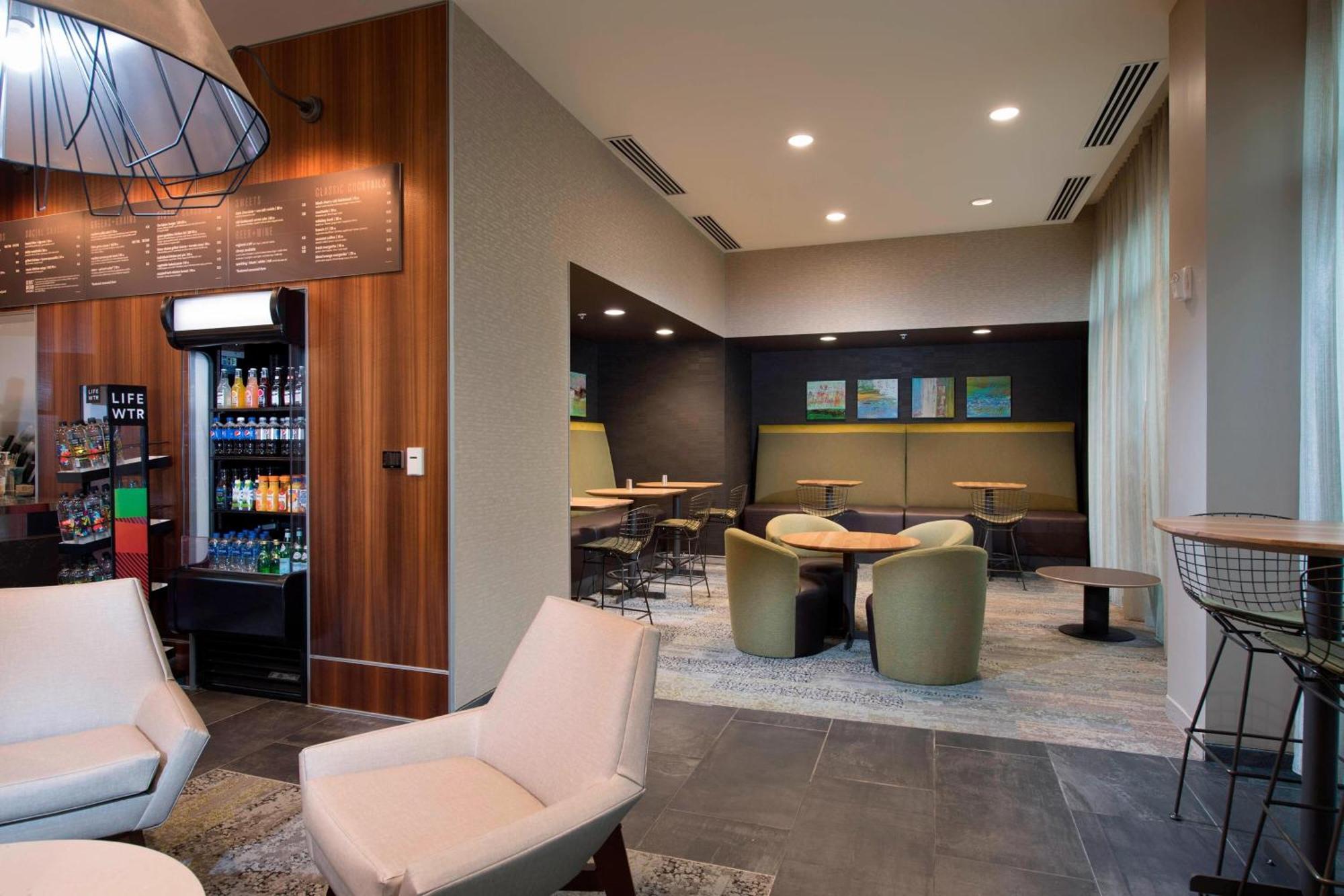 Courtyard By Marriott Atlanta Alpharetta/Avalon Area Hotel Buitenkant foto