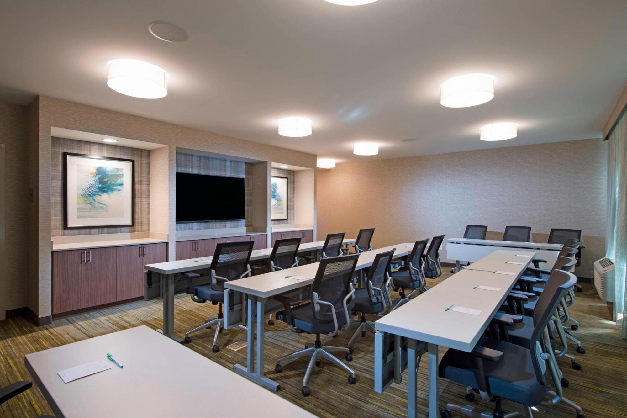 Courtyard By Marriott Atlanta Alpharetta/Avalon Area Hotel Buitenkant foto